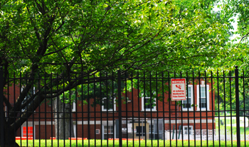 a6.walter.reed.fence.story