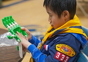 c1.3d.family.hands.across.borders.spsec