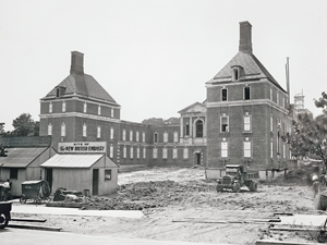 C1.luxury.britishresidence.story.oldphoto.story