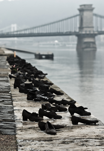 a5.hungary.shoes.danube.promenade.story