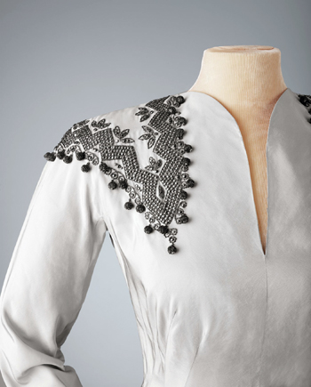 b1.ingenue.post.detail.dress.story