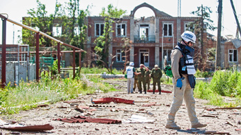 a6.cover.ukraine.rubble.story