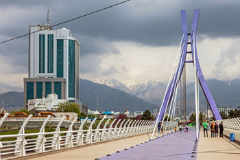 Drop in Oil Prices Fuels Iran-Saudi Arabia Rivalry