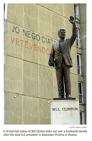 a6.kosovo.statue.clinton.story